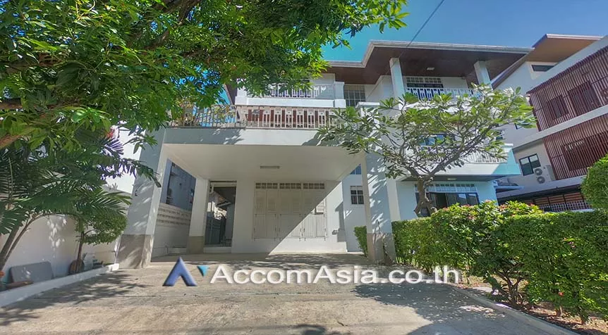 Private Swimming Pool |  4 Bedrooms  House For Rent in Sukhumvit, Bangkok  near BTS Phra khanong (10002201)