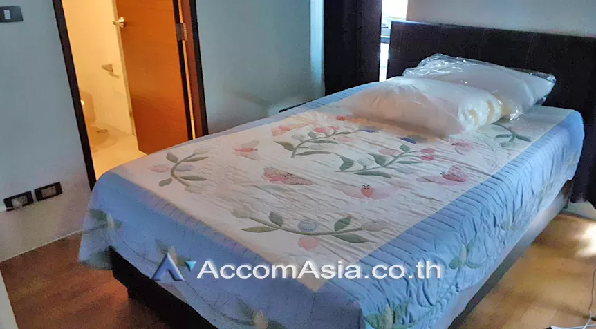  2 Bedrooms  Condominium For Sale in Silom, Bangkok  near BTS Chong Nonsi (AA26394)