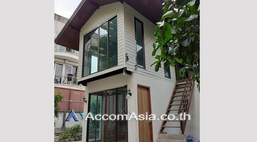 unitBright house with garden view and classic wood details in Sathorn (AA26397)