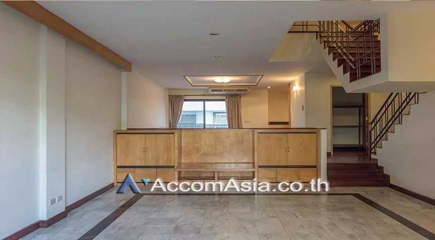 Pet friendly |  Townhouse in compound Townhouse  4 Bedroom for Rent BTS Phrom Phong in Sukhumvit Bangkok