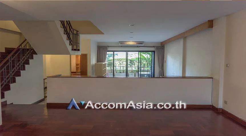 Pet friendly |  4 Bedrooms  Townhouse For Rent in Sukhumvit, Bangkok  near BTS Phrom Phong (AA26434)