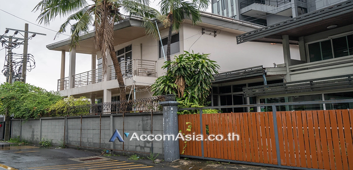  2  3 br House For Rent in sukhumvit ,Bangkok BTS Phra khanong AA26473