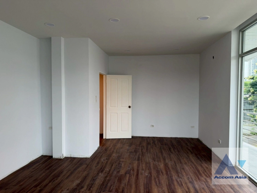  1  3 br House for rent and sale in Sukhumvit ,Bangkok BTS Phra khanong AA26473