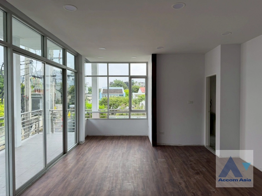 unitHome Office, Pet friendly |  3 Bedrooms  House For Rent & Sale in Sukhumvit, Bangkok  near BTS Phra khanong (AA26473)