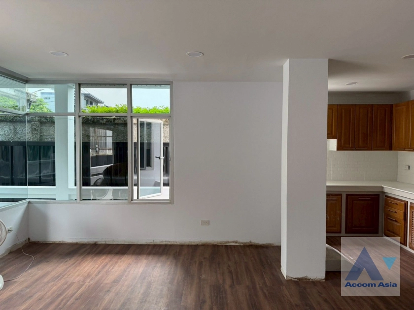 4  3 br House for rent and sale in Sukhumvit ,Bangkok BTS Phra khanong AA26473