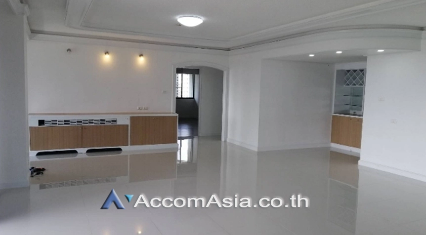  2  3 br Apartment For Rent in Ploenchit ,Bangkok BTS Ratchadamri at High rise and Peaceful AA26481