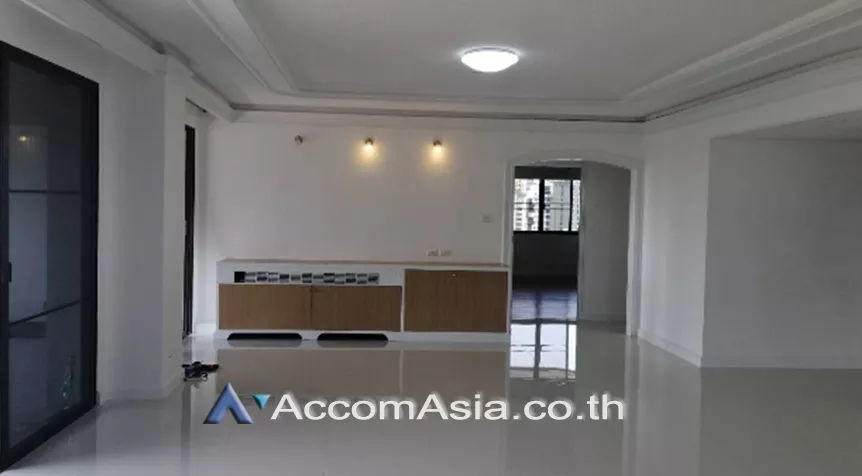  1  3 br Apartment For Rent in Ploenchit ,Bangkok BTS Ratchadamri at High rise and Peaceful AA26481