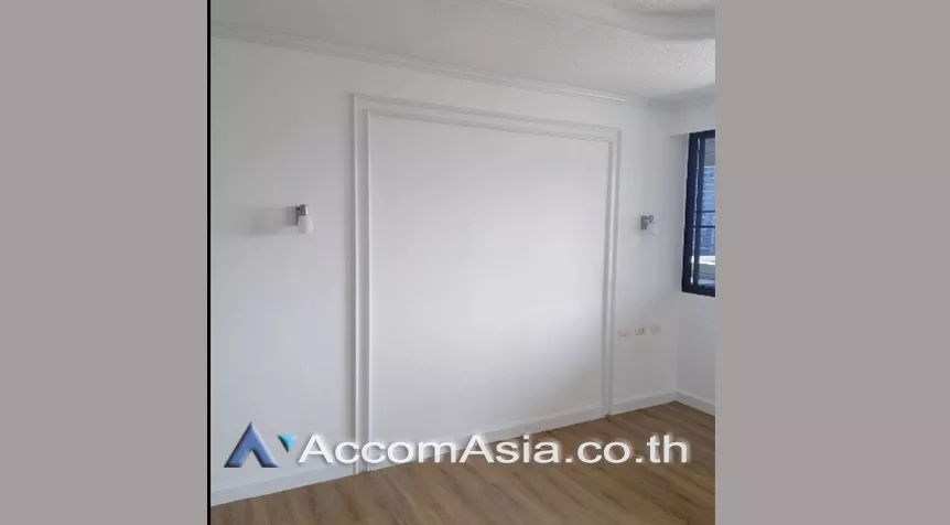 8  3 br Apartment For Rent in Ploenchit ,Bangkok BTS Ratchadamri at High rise and Peaceful AA26481