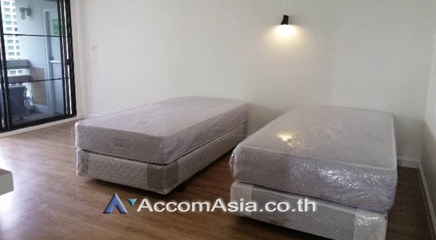 12  3 br Apartment For Rent in Ploenchit ,Bangkok BTS Ratchadamri at High rise and Peaceful AA26481