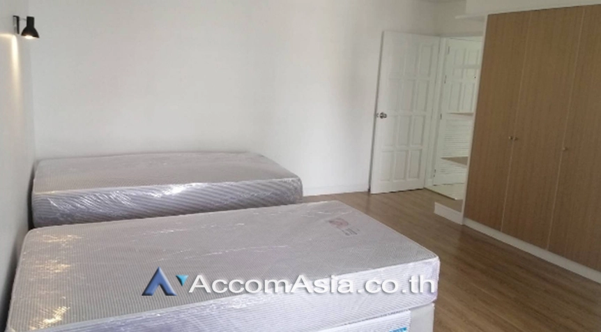 13  3 br Apartment For Rent in Ploenchit ,Bangkok BTS Ratchadamri at High rise and Peaceful AA26481