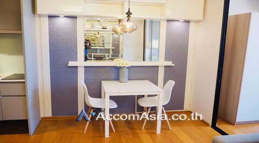 unit 1 Bedroom  Condominium For Sale in Silom, Bangkok  near BTS Surasak (AA26491)