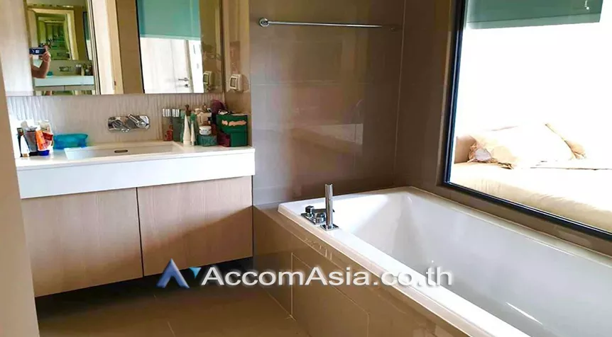  2 Bedrooms  Condominium For Sale in Sukhumvit, Bangkok  near BTS Ekkamai (AA26502)