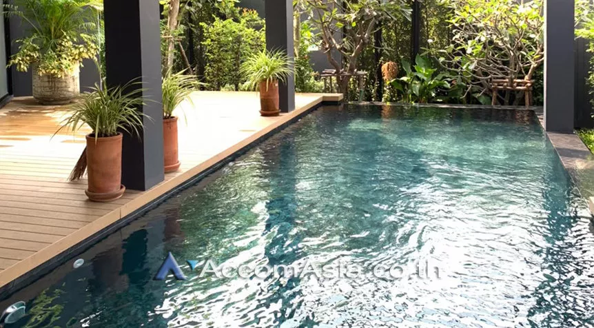 Private Swimming Pool |  5 Bedrooms  House For Sale in Sukhumvit, Bangkok  near BTS Phra khanong (AA26511)