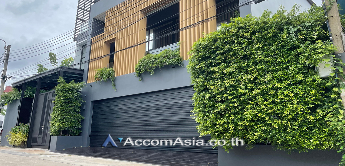 20  5 br House For Sale in Sukhumvit ,Bangkok BTS Phra khanong AA26511