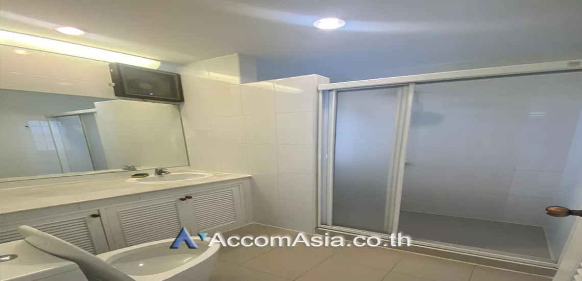 13  4 br House For Rent in Sukhumvit ,Bangkok BTS Phrom Phong at Kid Friendly House Compound AA26529