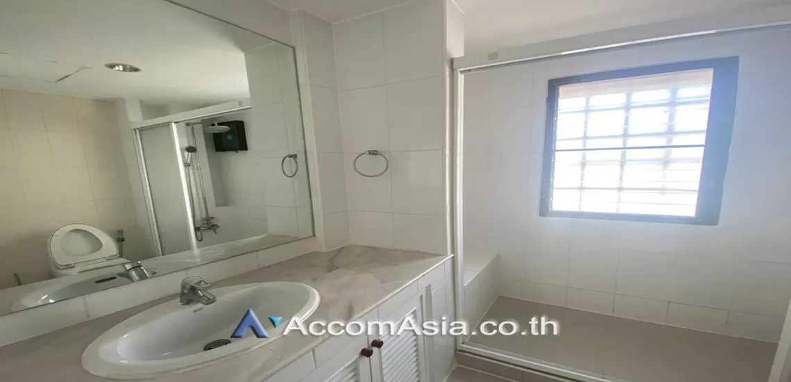 10  4 br House For Rent in Sukhumvit ,Bangkok BTS Phrom Phong at Kid Friendly House Compound AA26529