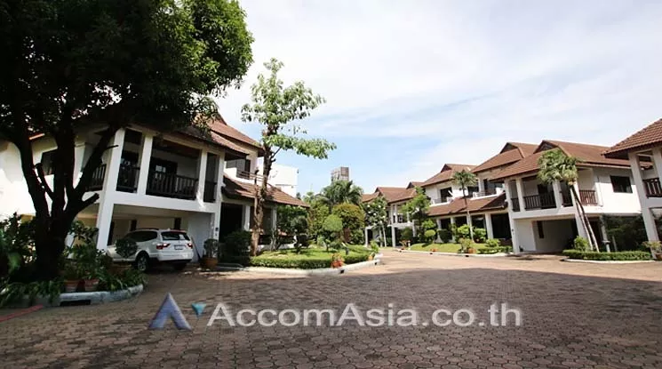  4 Bedrooms  House For Rent in Sukhumvit, Bangkok  near BTS Phrom Phong (AA26529)