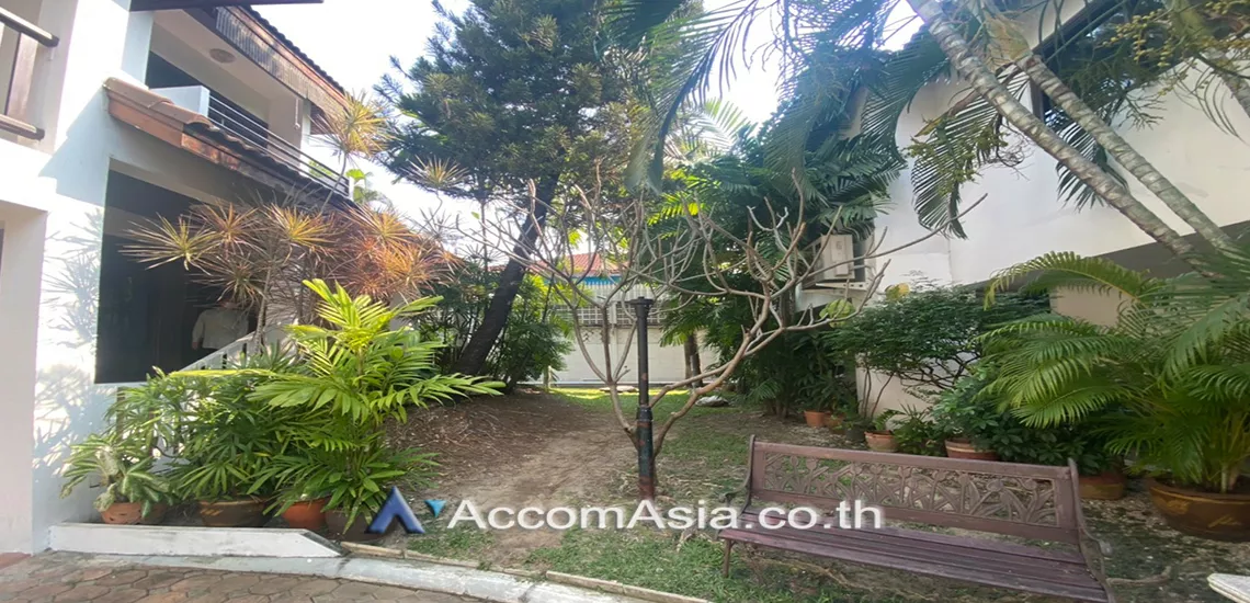  4 Bedrooms  House For Rent in Sukhumvit, Bangkok  near BTS Phrom Phong (AA26529)