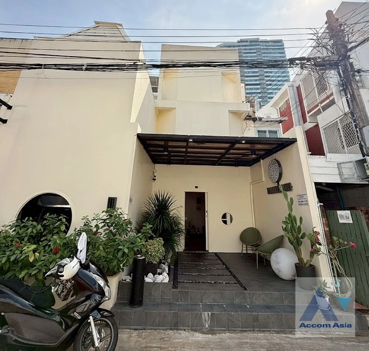 unit 3 Bedrooms  Townhouse For Rent & Sale in Sukhumvit, Bangkok  near BTS Thong Lo (AA26641)
