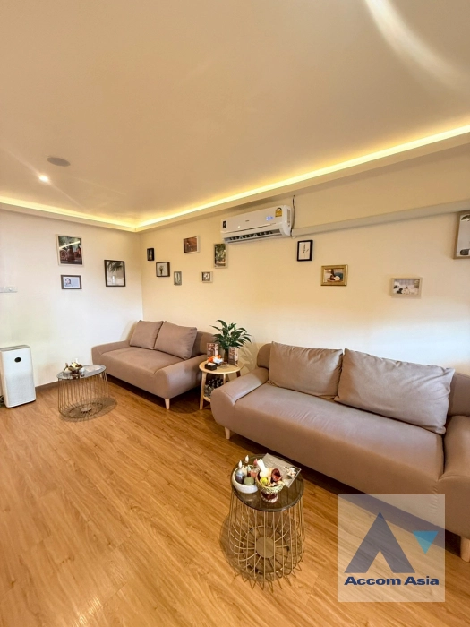 unit 3 Bedrooms  Townhouse For Rent & Sale in Sukhumvit, Bangkok  near BTS Thong Lo (AA26641)
