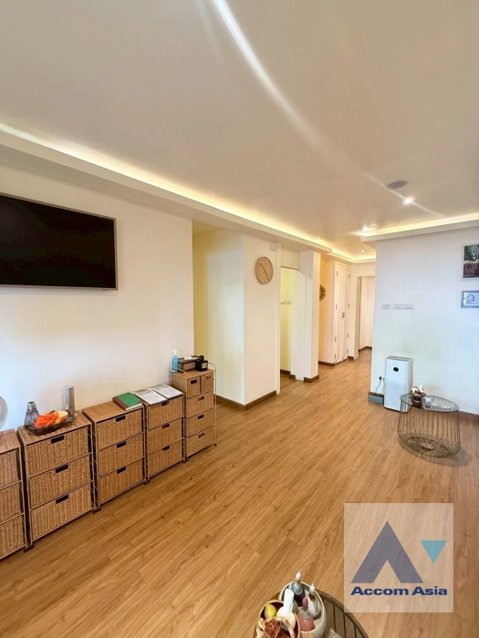 unit 3 Bedrooms  Townhouse For Rent & Sale in Sukhumvit, Bangkok  near BTS Thong Lo (AA26641)