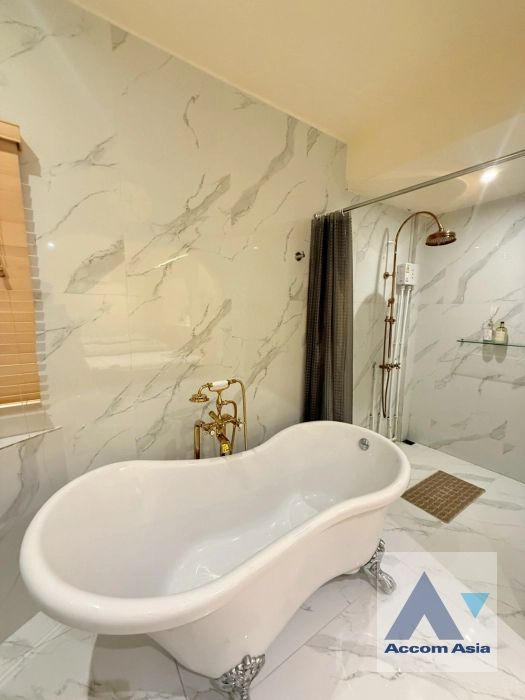 26  3 br Townhouse for rent and sale in Sukhumvit ,Bangkok BTS Thong Lo AA26641