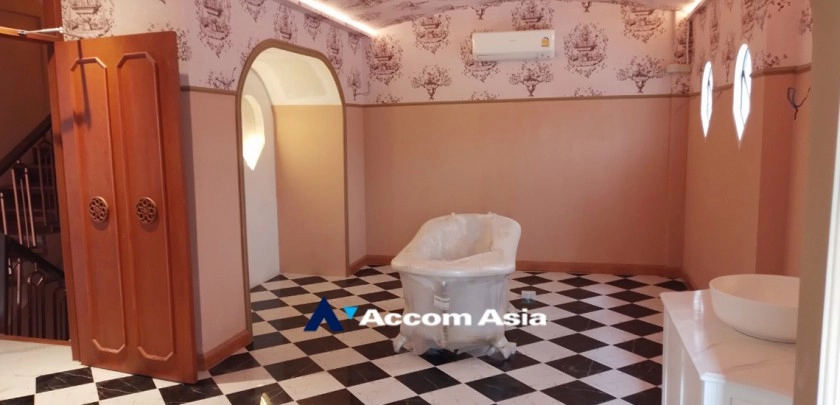 11  3 br Townhouse for rent and sale in Sukhumvit ,Bangkok BTS Thong Lo AA26641