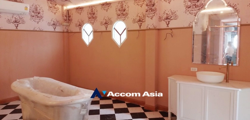 12  3 br Townhouse for rent and sale in Sukhumvit ,Bangkok BTS Thong Lo AA26641