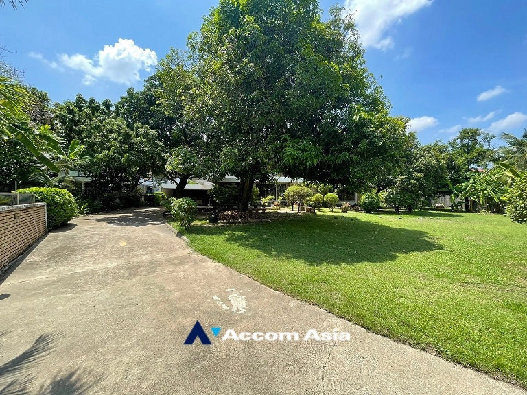  2  4 br House For Sale in Sukhumvit ,Bangkok BTS Phra khanong AA26653