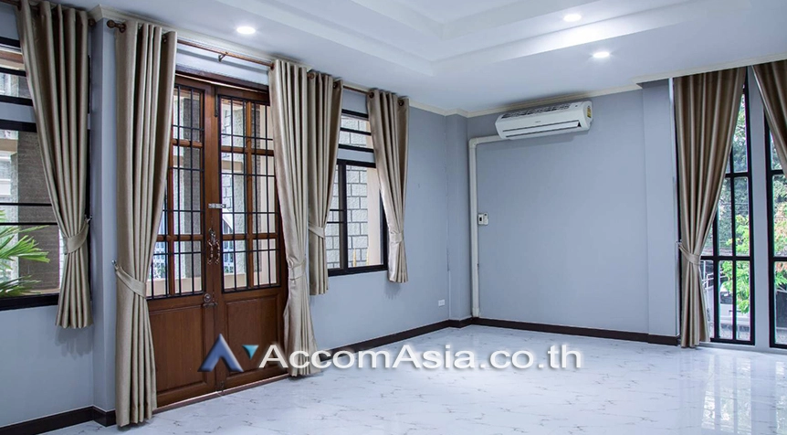 unitPet friendly |  3 Bedrooms  Townhouse For Rent in Sukhumvit, Bangkok  near BTS Phrom Phong (AA26702)