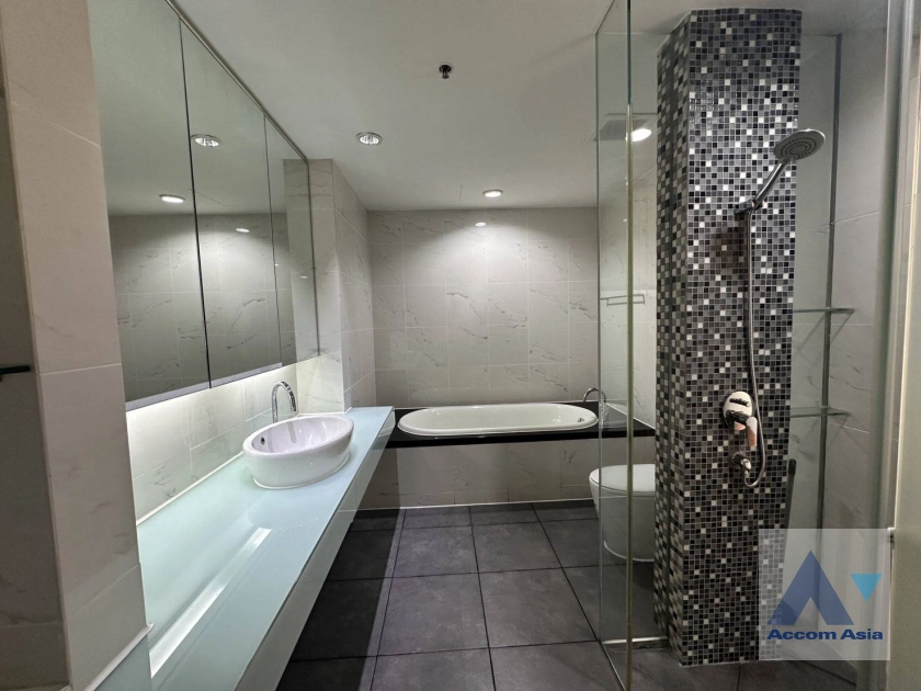 27  3 br Condominium for rent and sale in Silom ,Bangkok BTS Sala Daeng - MRT Silom at The Legend Saladaeng AA26739