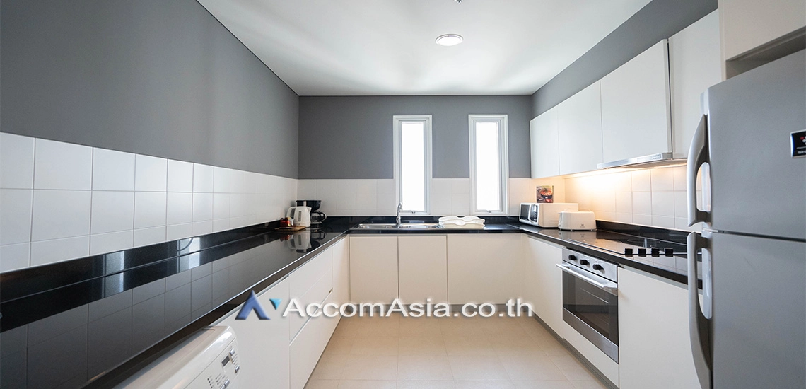 unit 3 Bedrooms  Apartment For Rent in Sukhumvit, Bangkok  near BTS Ploenchit (AA26748)