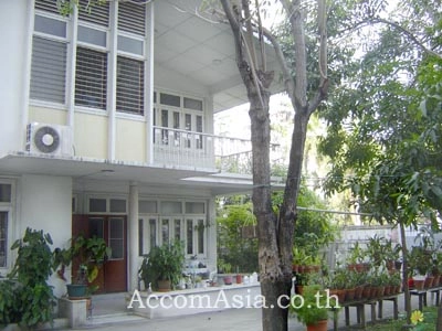  4 Bedrooms  House For Rent in Sukhumvit, Bangkok  near BTS Ekkamai (94130)