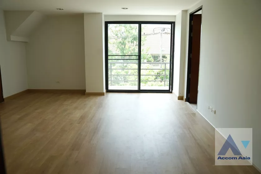 9  7 br House For Rent in pattanakarn ,Bangkok  AA26801