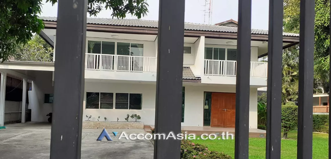  3 Bedrooms  House For Rent in Pattanakarn, Bangkok  near BTS On Nut (AA26814)