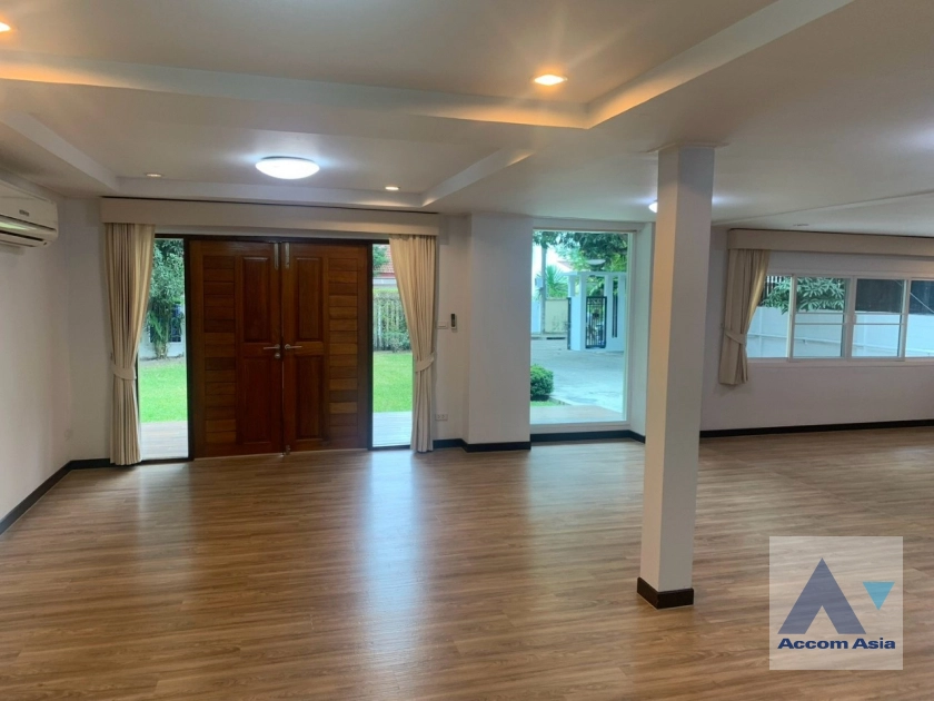 unit 3 Bedrooms  House For Rent & Sale in Pattanakarn, Bangkok  near BTS On Nut (AA26814)