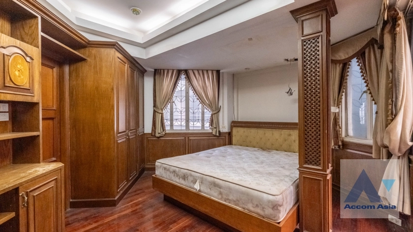 7 Bedrooms  House For Rent & Sale in Phaholyothin, Bangkok  near BTS Ari (AA26829)