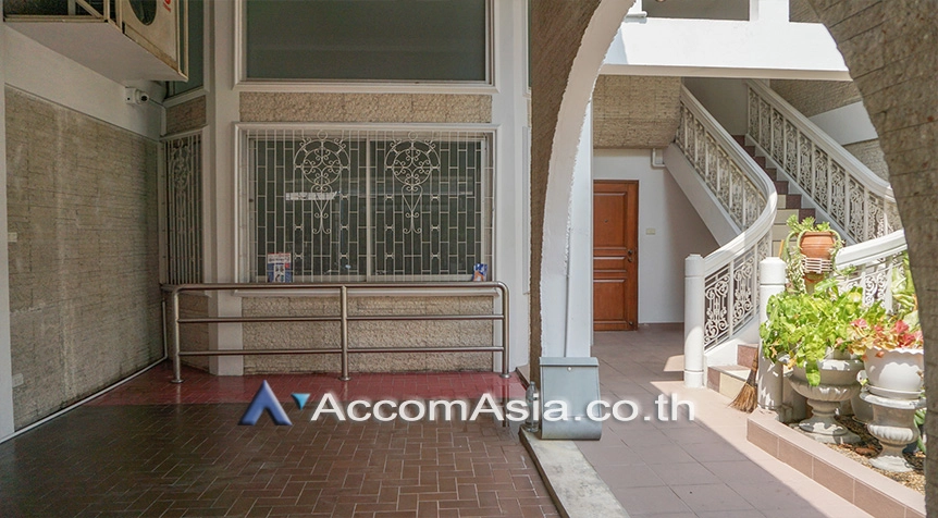  2  4 br Townhouse For Rent in Silom ,Bangkok BTS Sala Daeng AA26843