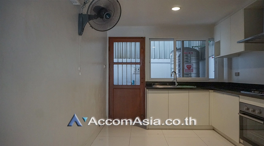 8  4 br Townhouse For Rent in Silom ,Bangkok BTS Sala Daeng AA26843