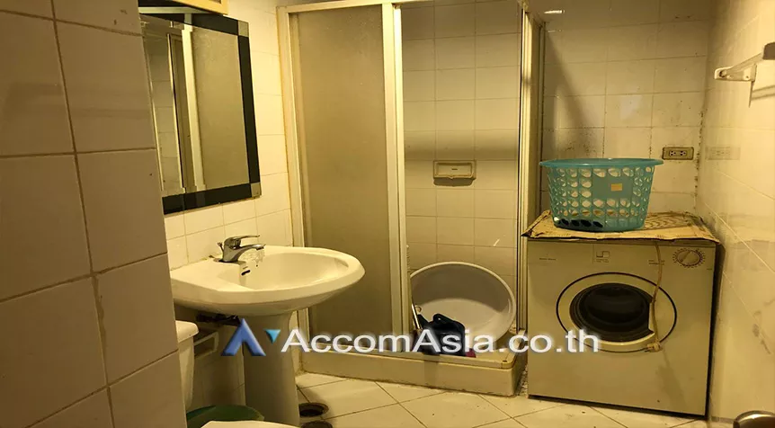  2 Bedrooms  Condominium For Sale in Sukhumvit, Bangkok  near BTS Nana (AA26870)