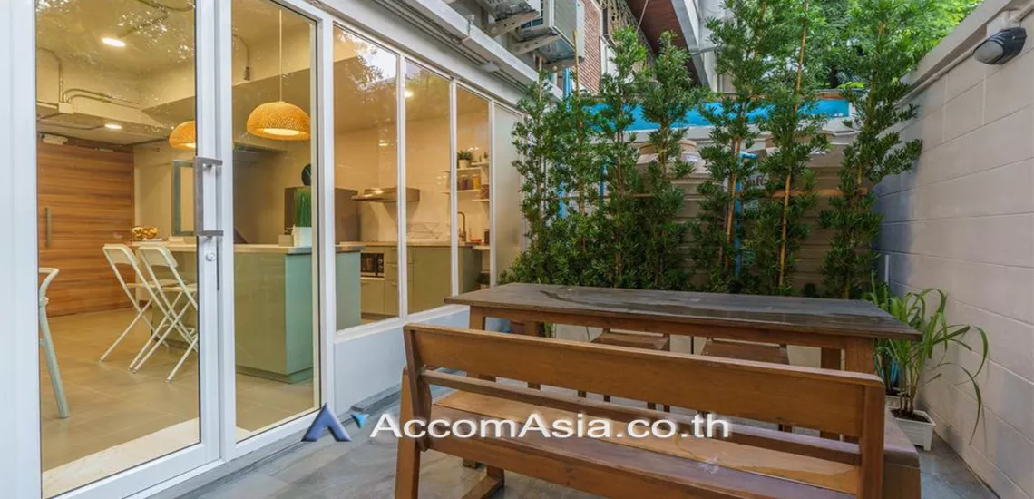 Pet friendly |  4 Bedrooms  Townhouse For Rent in Sukhumvit, Bangkok  near BTS Phrom Phong (AA26874)