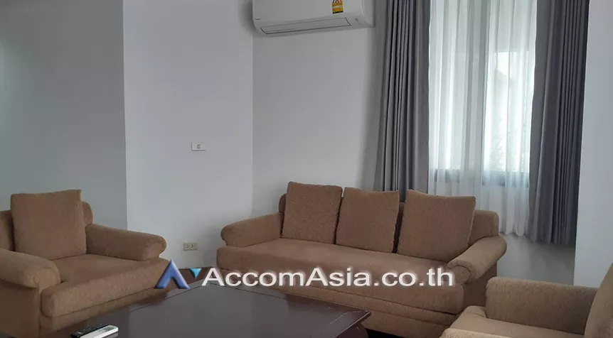  3 Bedrooms  Apartment For Rent in Silom, Bangkok  near BTS Chong Nonsi (AA26912)
