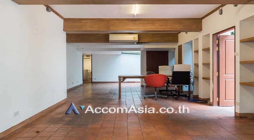 unitThai-style private pool house with warm wooden interiors in Sukhumvit (AA26915)