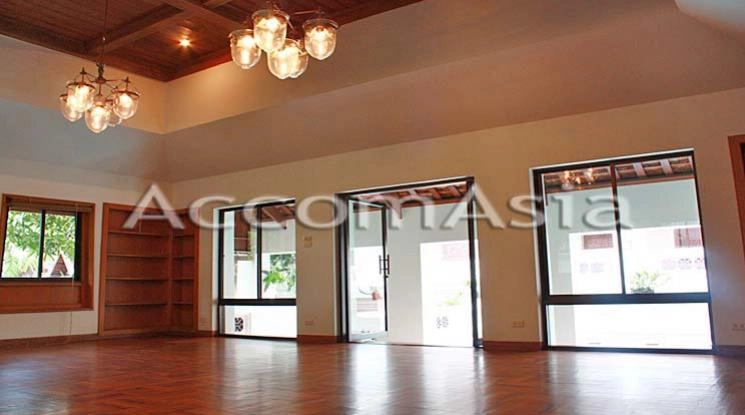 unit 3 Bedrooms  House For Rent in Sukhumvit, Bangkok  near BTS Phrom Phong (AA26916)