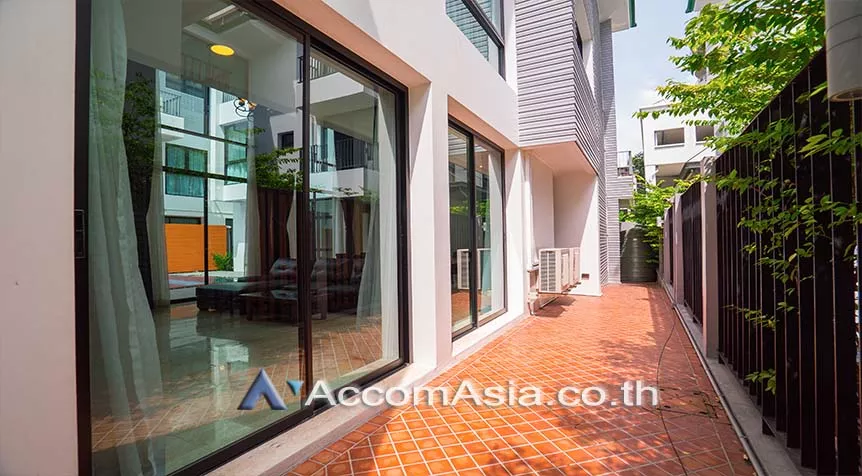 Home Office, Private Swimming Pool |  6 Bedrooms  House For Rent in Sukhumvit, Bangkok  near BTS Phrom Phong (AA26926)
