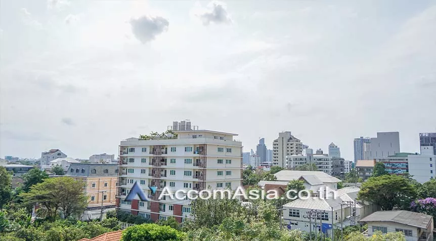 Pet friendly |  3 Bedrooms  Apartment For Rent in Sukhumvit, Bangkok  near BTS Ekkamai (AA26936)