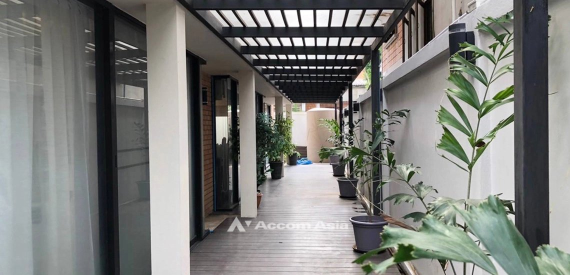  3 Bedrooms  House For Rent in Sukhumvit, Bangkok  near BTS Thong Lo (AA26983)
