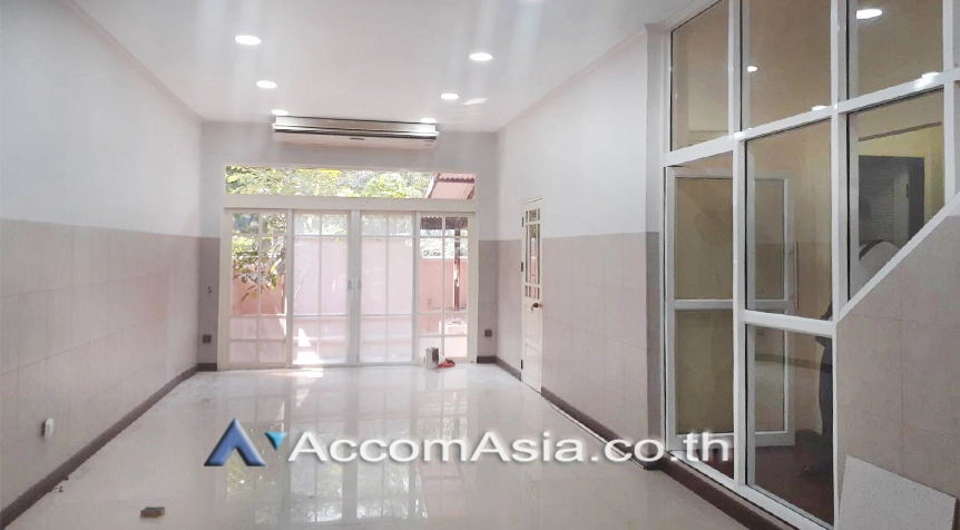 unit 4 Bedrooms  Townhouse For Rent in Sukhumvit, Bangkok  near BTS Phra khanong (AA26996)