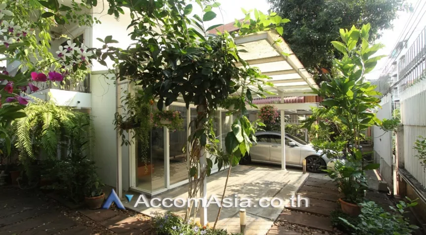 unitPet friendly |  2 Bedrooms  House For Rent in Sathorn, Bangkok  near BTS Chong Nonsi (AA27071)
