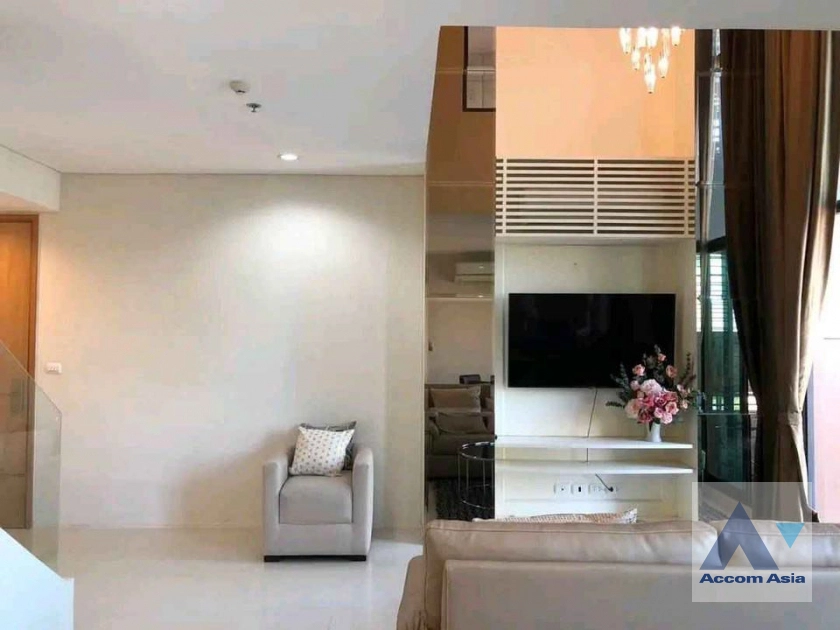 unitFully Furnished, Corner Unit, Duplex Condo | Villa Asoke Condominium